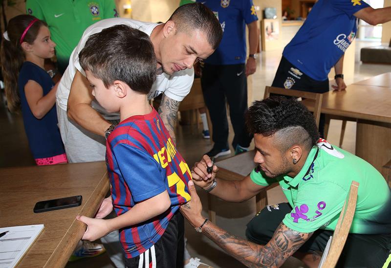 Neymar le firmó la camiseta al hijo de Andrés D&#039;Alessandro