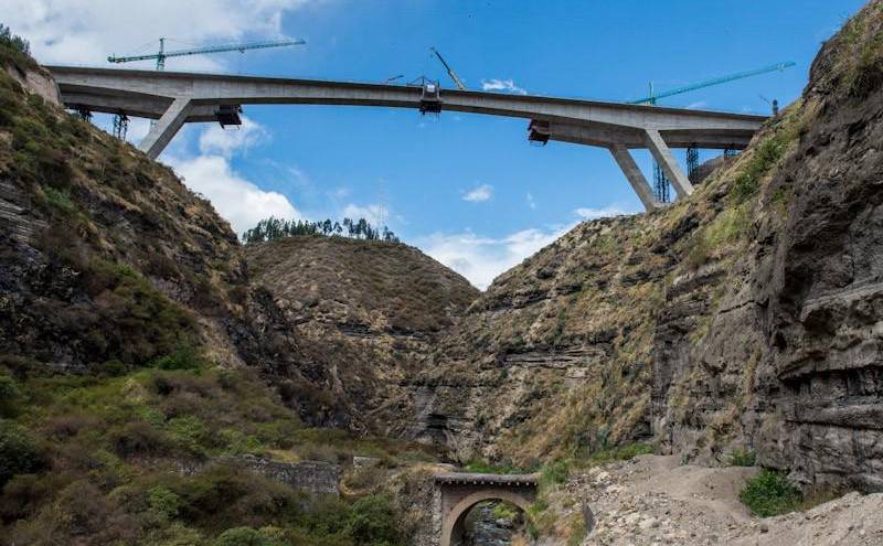 Quito: Joven de 17 años se lanzó desde el puente sobre el río Chiche