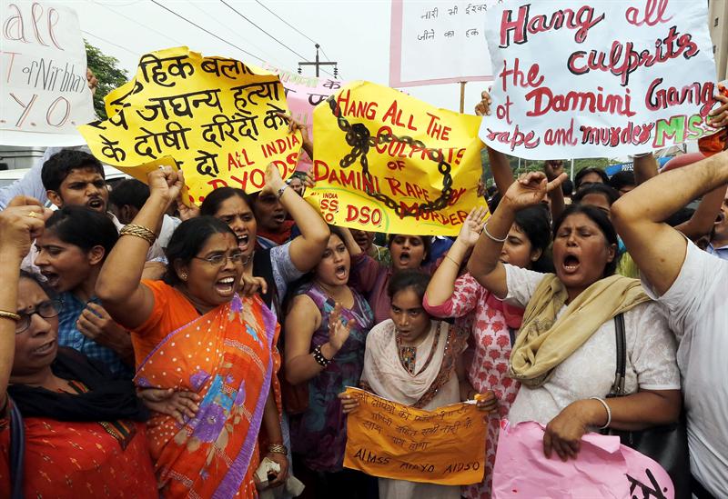 Condenan a muerte a los 4 acusados de violación que indignó a la India