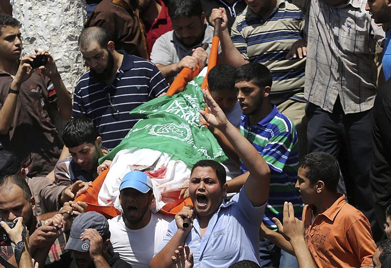 Miles de palestinos despiden a tres comandantes de Hamas muertos en Gaza