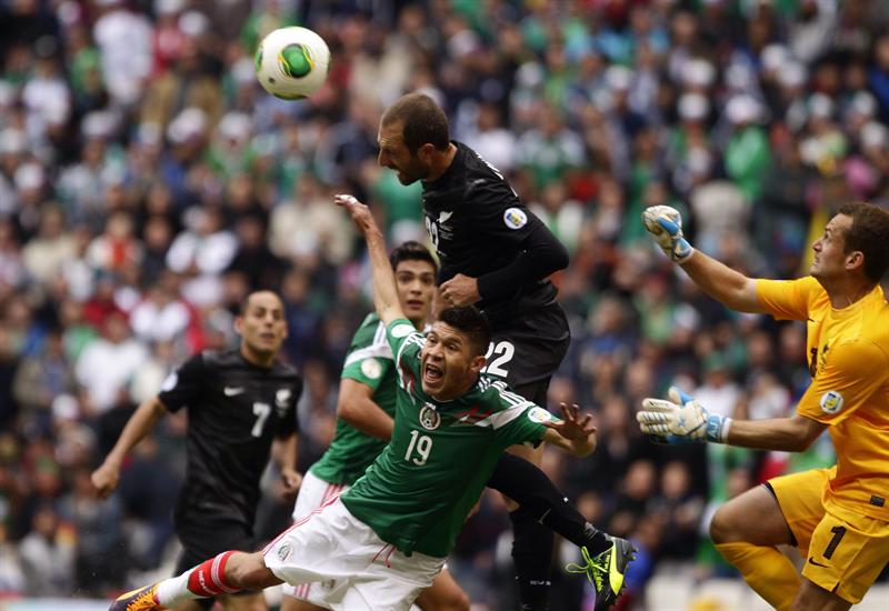 México goleó a Nueva Zelanda con un pie dentro del Mundial Brasil 2014