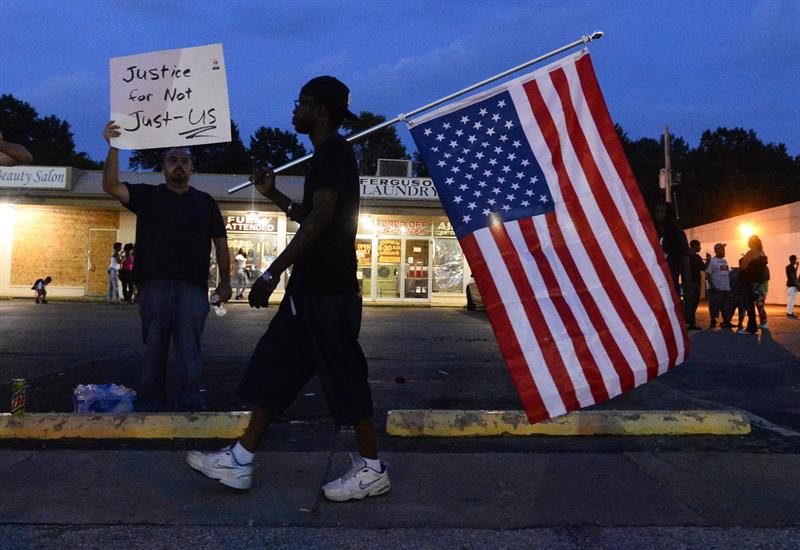 Guardia Nacional de EE.UU. en las calles en Ferguson tras más disturbios