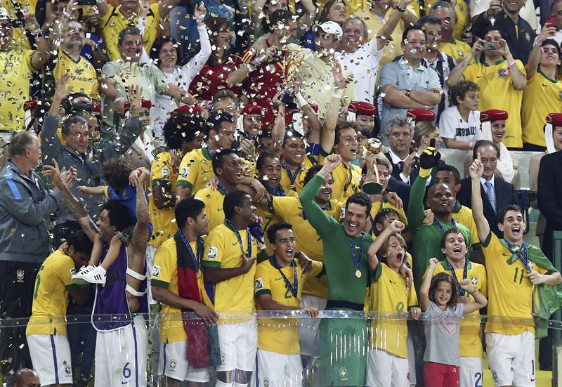 Thiago Silva levanta el trofeo de la Confederaciones y desata la locura