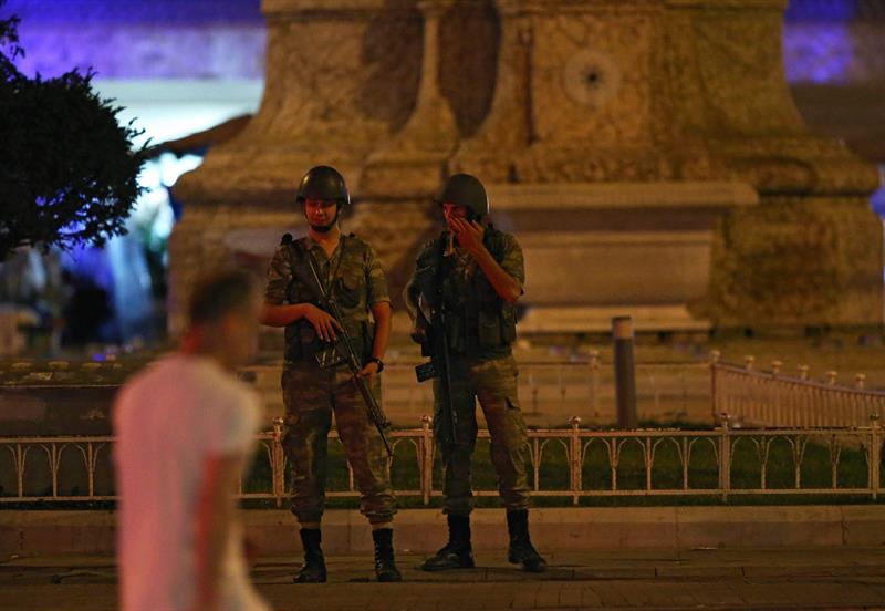 Heridos en las primeras protestas contra el golpe en Ankara y Estambul