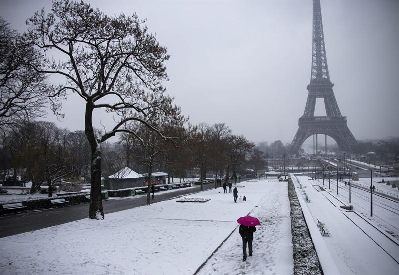 Nieve obliga a cancelar 500 vuelos en París y a cerrar otros aeropuertos
