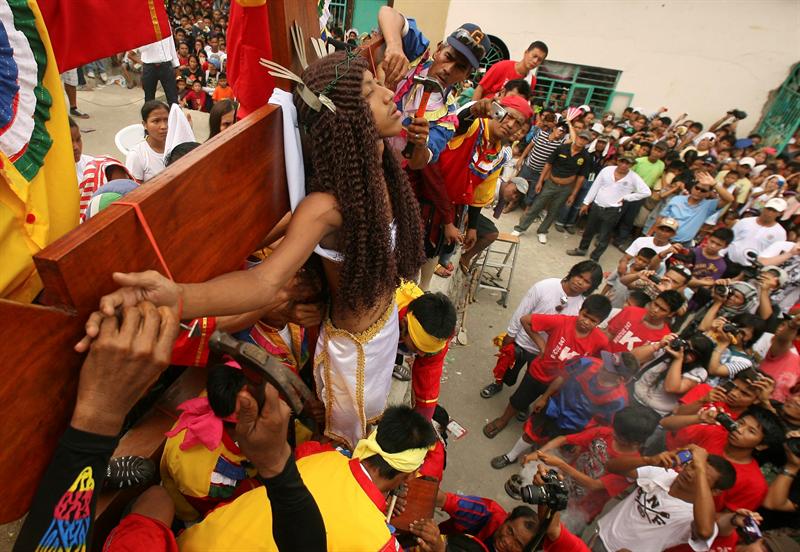Una treintena de filipinos se crucifican por el Viernes Santo