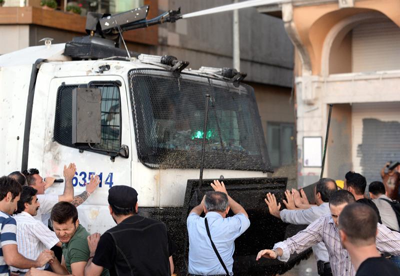 Protesta de los claveles en Taksim, desalojada por la policía turca