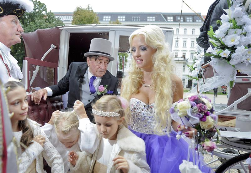 Magnate de 81 años se casa con conejita Playboy de 24