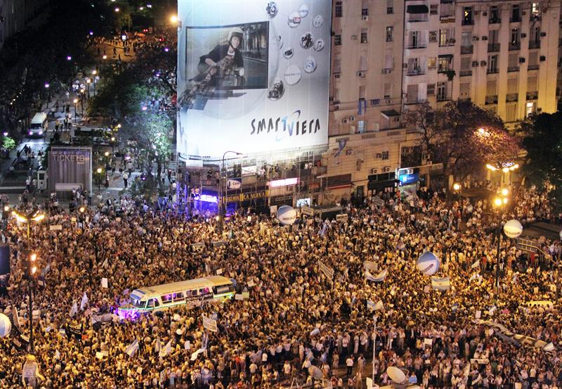 Multitudinario cacerolazo contra Cristina Fernández en Argentina