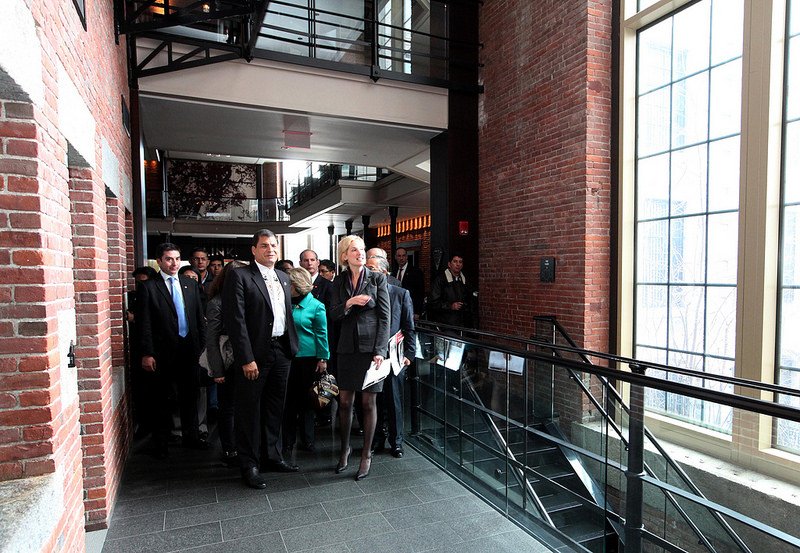 Correa visita una cárcel convertida en hotel al iniciar una gira por EE.UU.