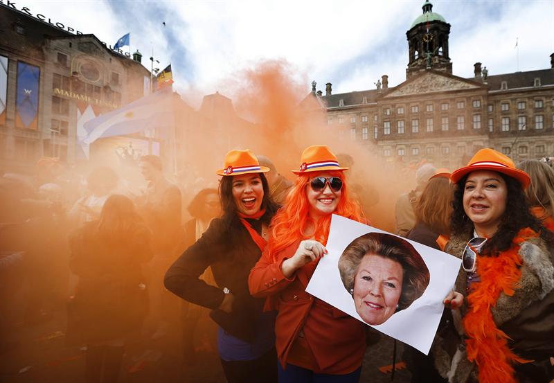 Holanda festeja en la calle a sus nuevos reyes
