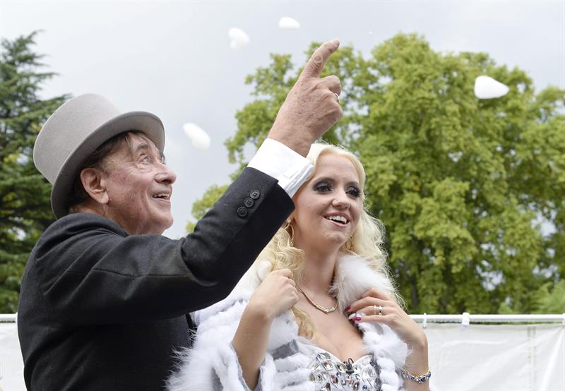 Magnate de 81 años se casa con conejita Playboy de 24