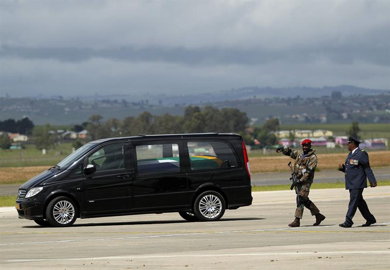 Los restos de Mandela llegan a su pueblo de Qunu para recibir sepultura