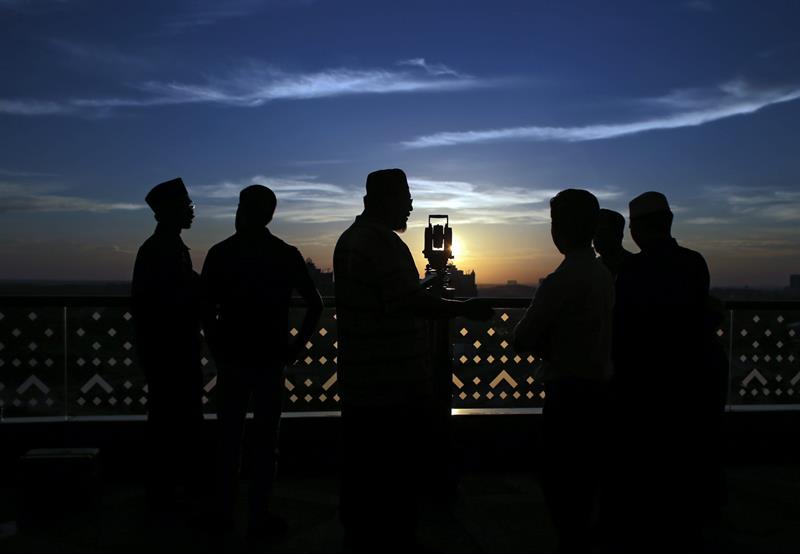 Mes sagrado musulmán de Ramadán comienza el jueves en mayoría países árabes