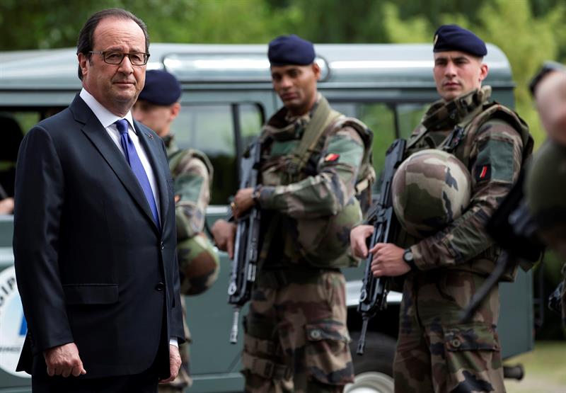 Hollande dice que los secuestradores eran terroristas del Estado Islámico