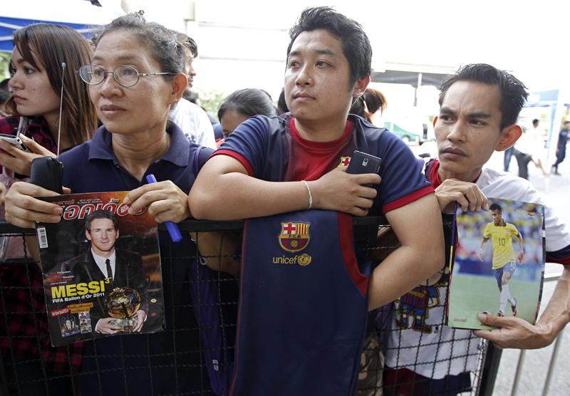 El "mago" Messi vence al "guapo" Neymar en la visita del Barça a Tailandia