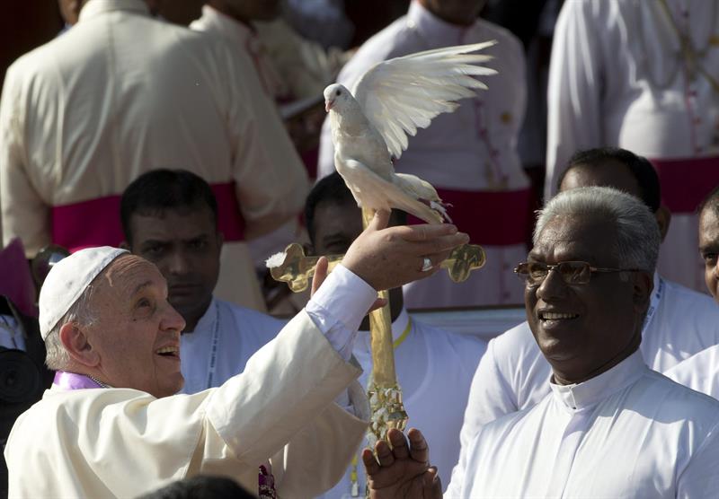 El papa visita de improviso un templo budista en Sri Lanka