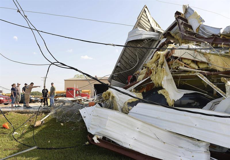Sube a 30 las víctimas por el paso de tornados por el sureste de EE.UU.