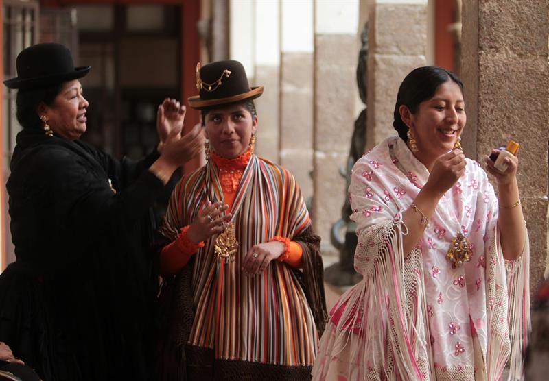 La "cholita" rompe moldes sobre la pasarela con su primera escuela de modelos