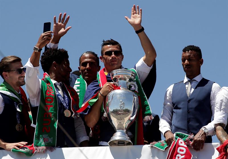 Ronaldo levanta el trofeo de la Eurocopa en el palacio presidencial ante una multitud