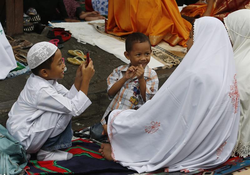 El mundo árabe celebra el fin de un ayuno musulmán marcado por la tensión