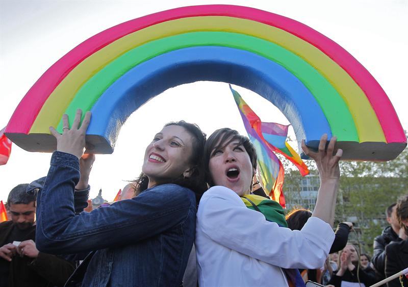 Parlamento de Francia da el &quot;sí&quot; al matrimonio homosexual