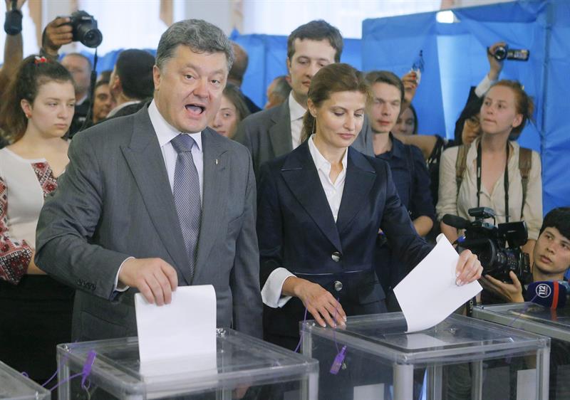 Poroshenko gana las presidenciales ucranianas, según sondeos