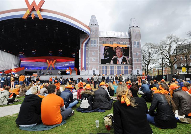 Holanda festeja en la calle a sus nuevos reyes