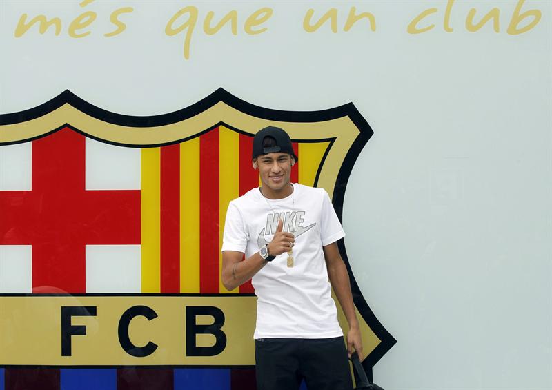 Neymar ya ha llegado a Barcelona y se dirige hacia el Camp Nou