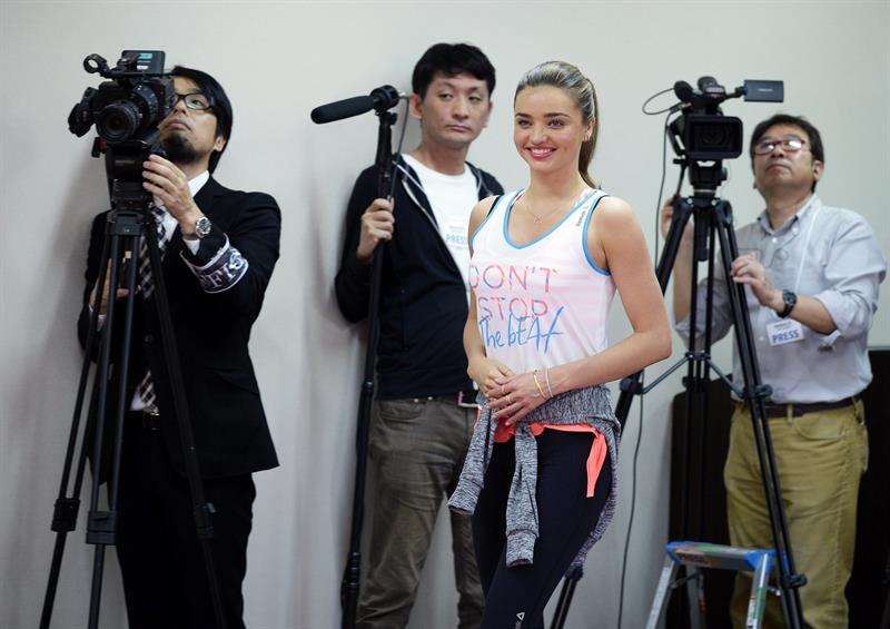 Miranda Kerr dicta clases de yoga en Tokio