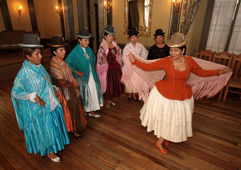 La "cholita" rompe moldes sobre la pasarela con su primera escuela de modelos