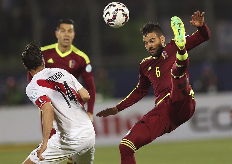 Aguerrido Perú gana a una Venezuela en apuros