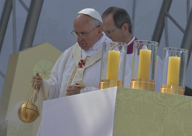 El papa pide a jóvenes que derriben la violencia, la intolerancia y odio