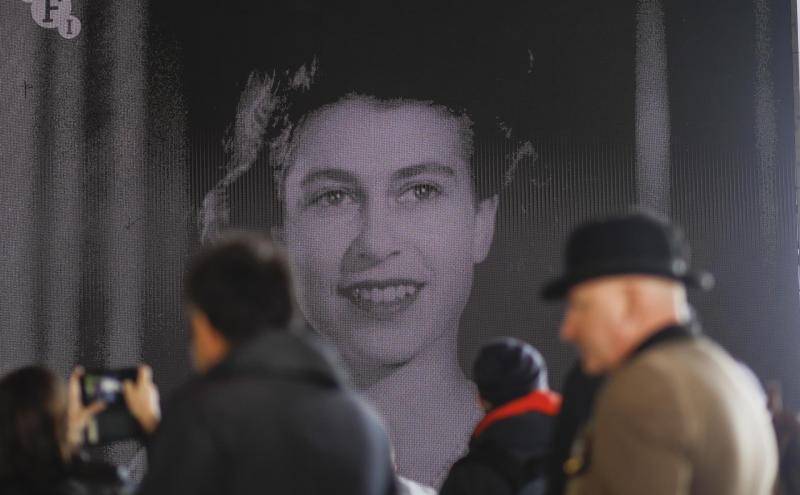 La gente hace cola para presentar sus respetos a la reina Isabel II en el Palacio de Westminster este domingo