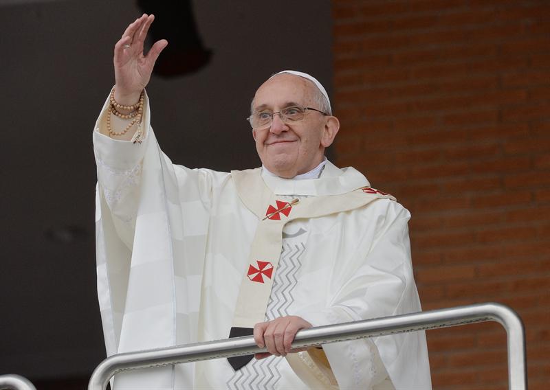 Bebé abandonado en Brasil recibe el nombre de Francisco en honor al papa