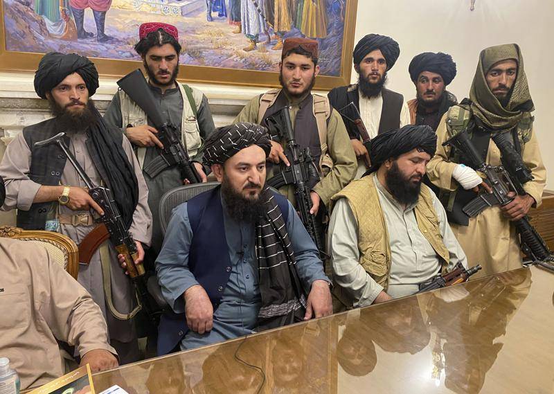 La OTAN culpa a los políticos afganos del colapso a manos de los talibanes