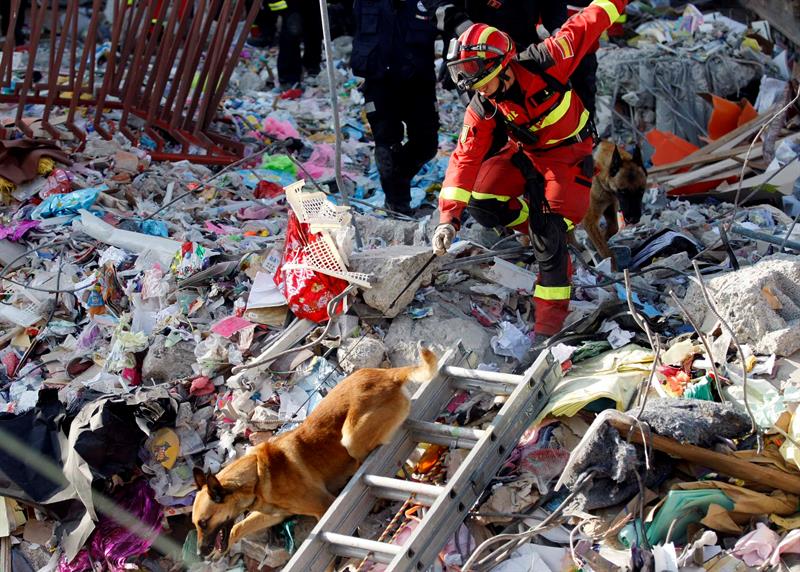Ecuador comienza a pensar en la reconstrucción de zonas afectadas
