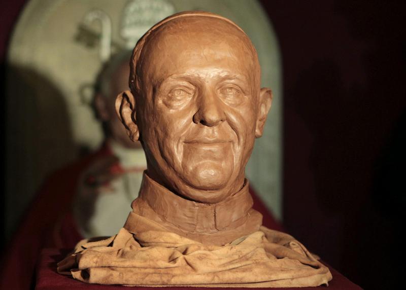 Museo de cera de Madrid coloca busto de arcilla del Papa