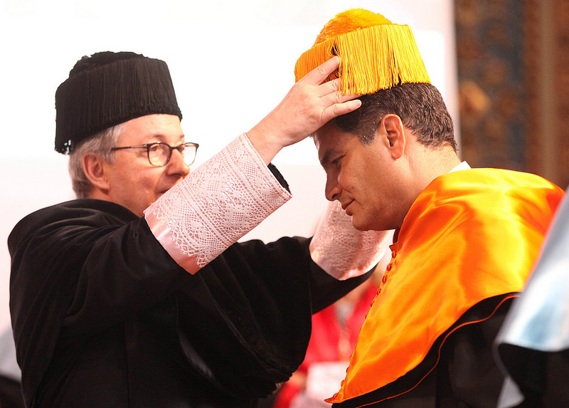 Correa recibirá doctorado honorífico por Universidad de Chile