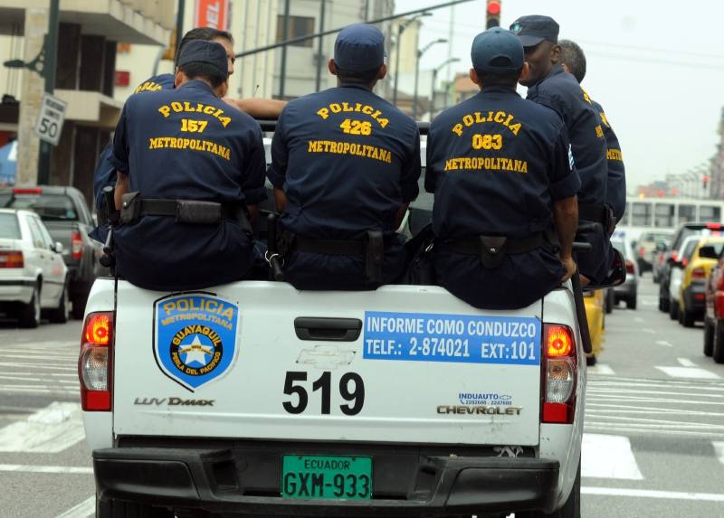 Sancionarán a agentes metropolitanos por agresión a comerciante