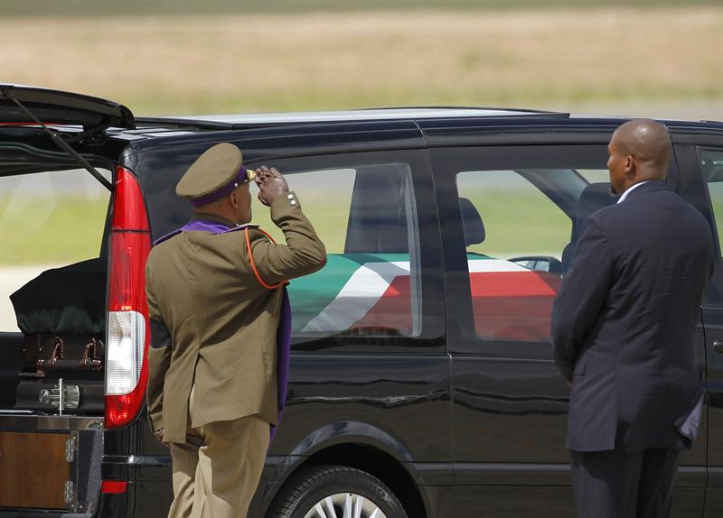 Los restos de Mandela llegan a su pueblo de Qunu para recibir sepultura