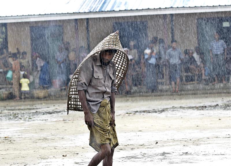 Cuatro muertos y cerca de un millón de evacuados por ciclón en Bangladesh