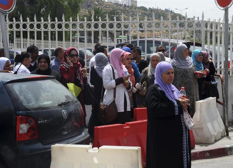 Ocho militares muertos y diez heridos en un tiroteo en un cuartel en Túnez