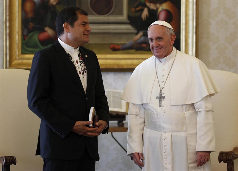 El Papa saludó con un fuerte abrazo a Correa