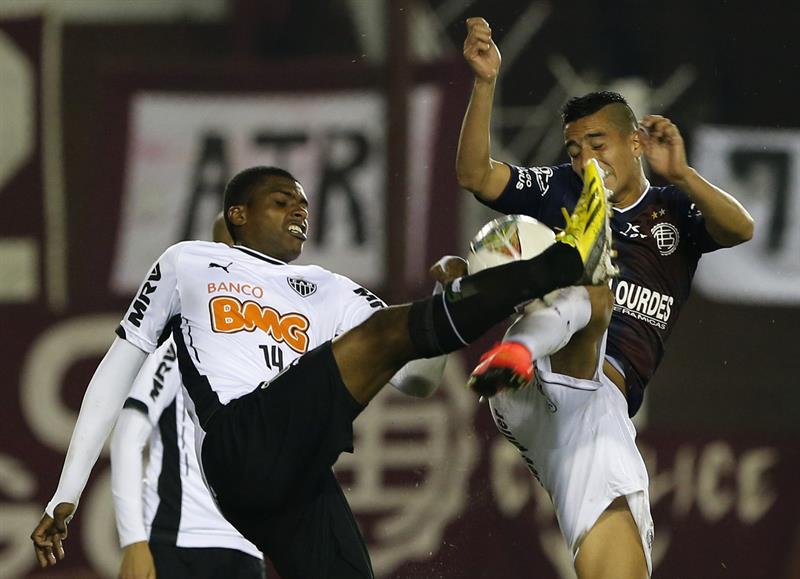 Atlético Mineiro venció 1-0 a Lanús y regresa a Brasil con ventaja