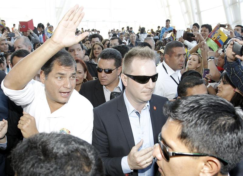 Correa concluye gira europea arropado por miles de compatriotas en España