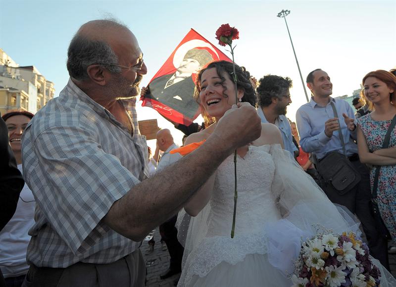 Protesta de los claveles en Taksim, desalojada por la policía turca