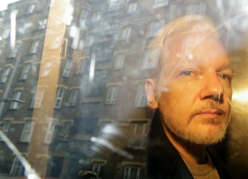 Justicia británica aplaza posible extradición de Assange hasta septiembre