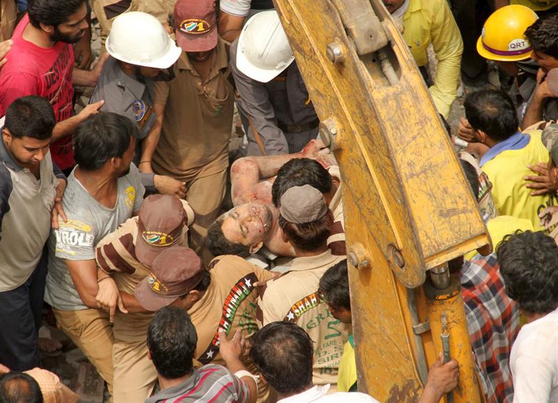 Unas 50 personas quedan atrapadas tras derrumbe de edificio en la India