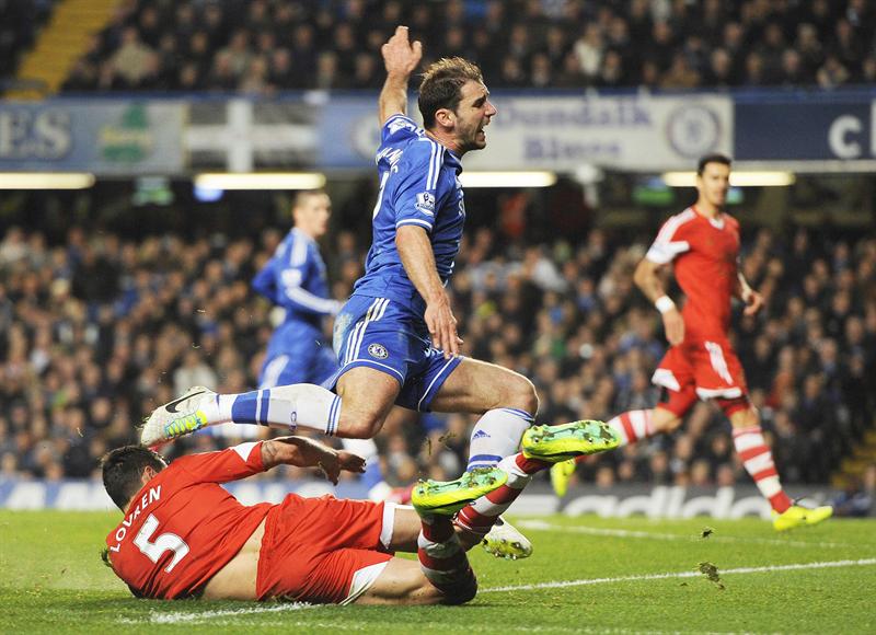 El Chelsea sigue la estela del Arsenal en la Premier